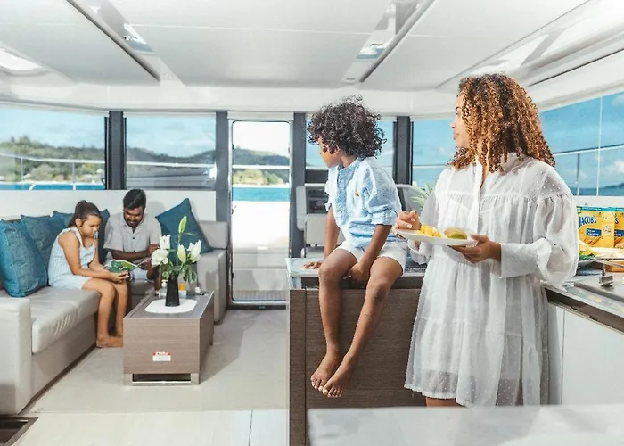 Akula Catamaran - N4 Charters Seychelles Botel *