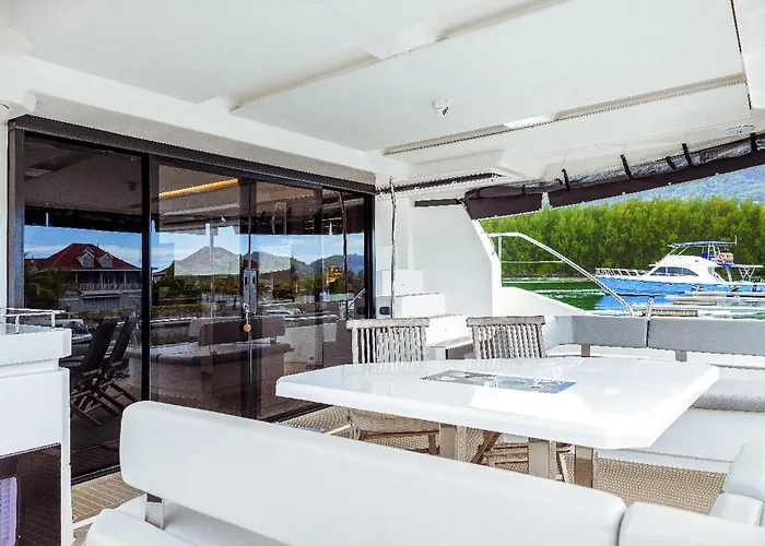 Botel Akula Catamaran - N4 Charters Seychelles Victoria