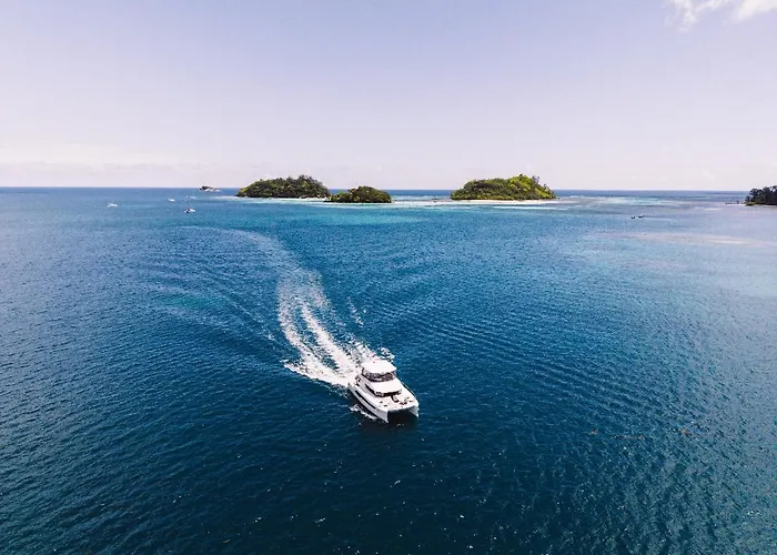 Akula Catamaran - N4 Charters Seychelles * Victoria