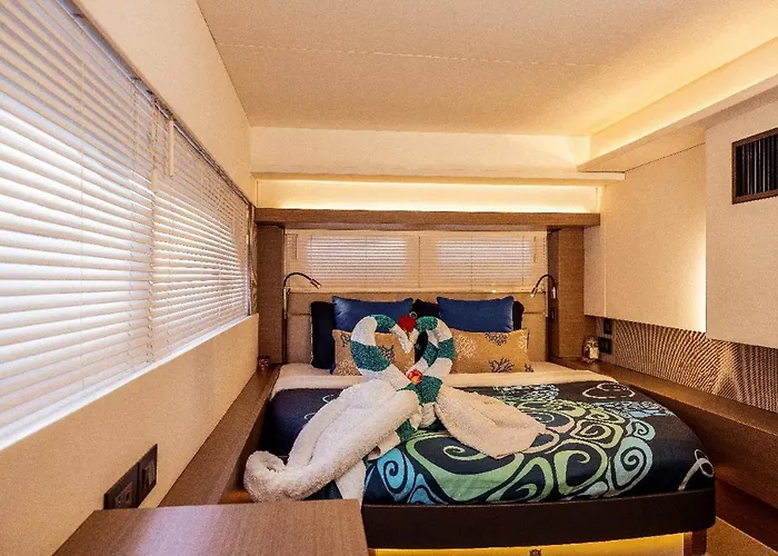 Akula Catamaran - N4 Charters Seychelles Botel *