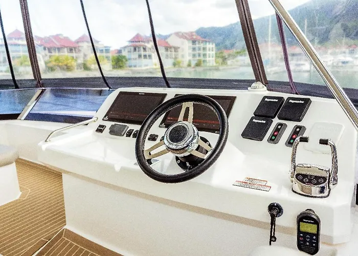 Akula Catamaran - N4 Charters Seychelles * Victoria