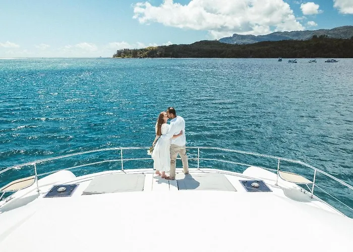 Botel Akula Catamaran - N4 Charters Seychelles Victoria