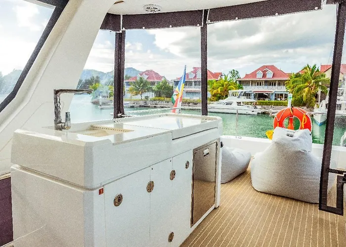Akula Catamaran - N4 Charters Seychelles Victoria