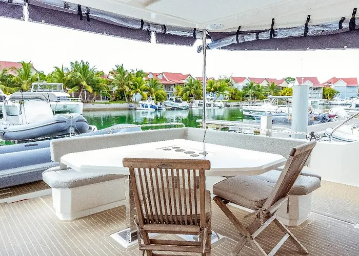 Akula Catamaran - N4 Charters Seychelles * Victoria