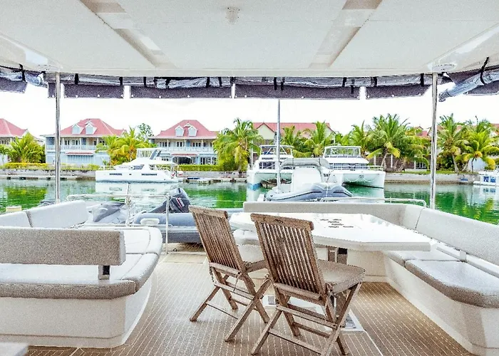 Botel Akula Catamaran - N4 Charters Seychelles *
